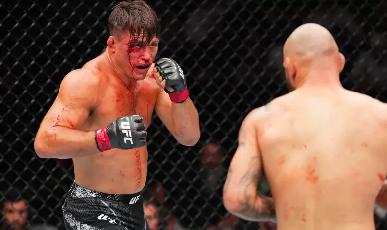 Бой бывшего соперника Махачева в UFC закончился кровавым побоищем
