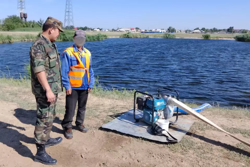 Водителя водовоза спасли в ЗКО