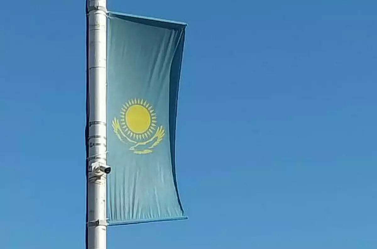 Отношение чиновников к государственному флагу показали водители в Актау