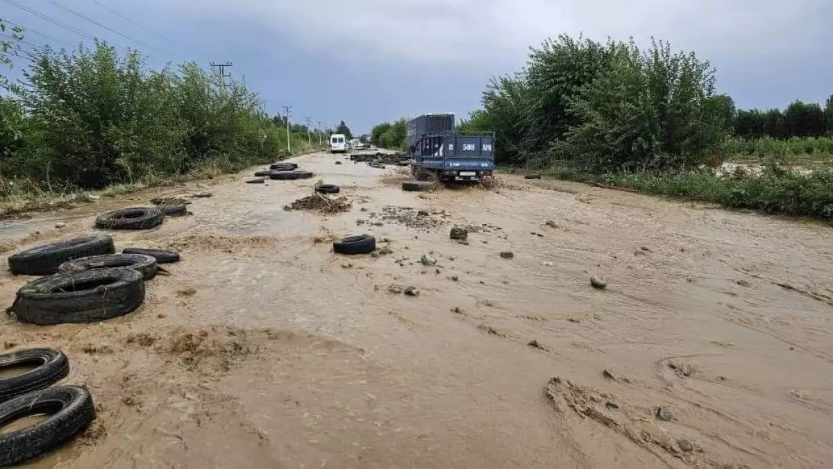 Селевые потоки разрушили дороги, смыли авто в Кыргызстане (ВИДЕО)