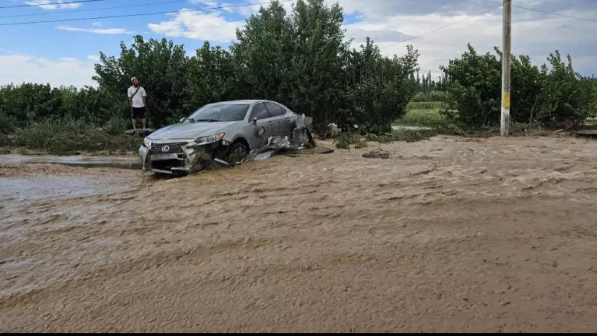 Сход сели в Кыргызстане: Потоком унесло посетителя центрального рынка в Оше