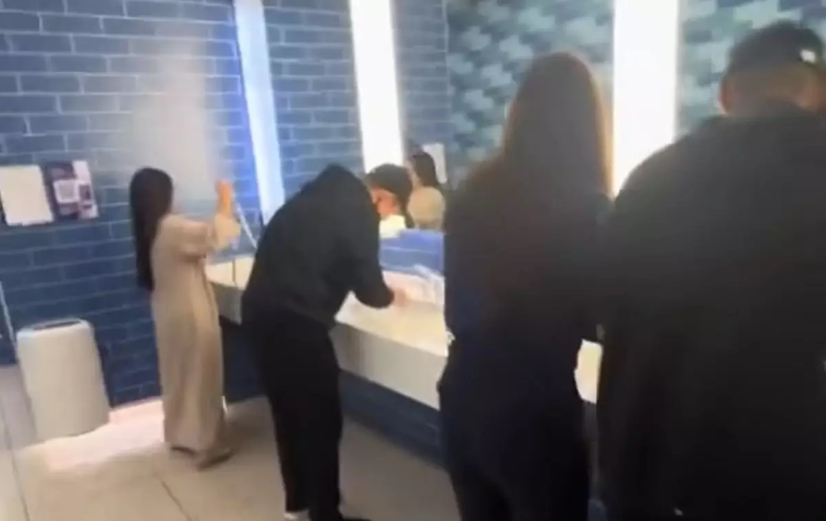 Посещение девушками мужского туалета в торговом центре возмутило казахстанца