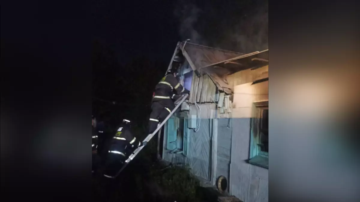 Спасатели успели вытащить жителя Усть-Каменогорска из загоревшегося дома