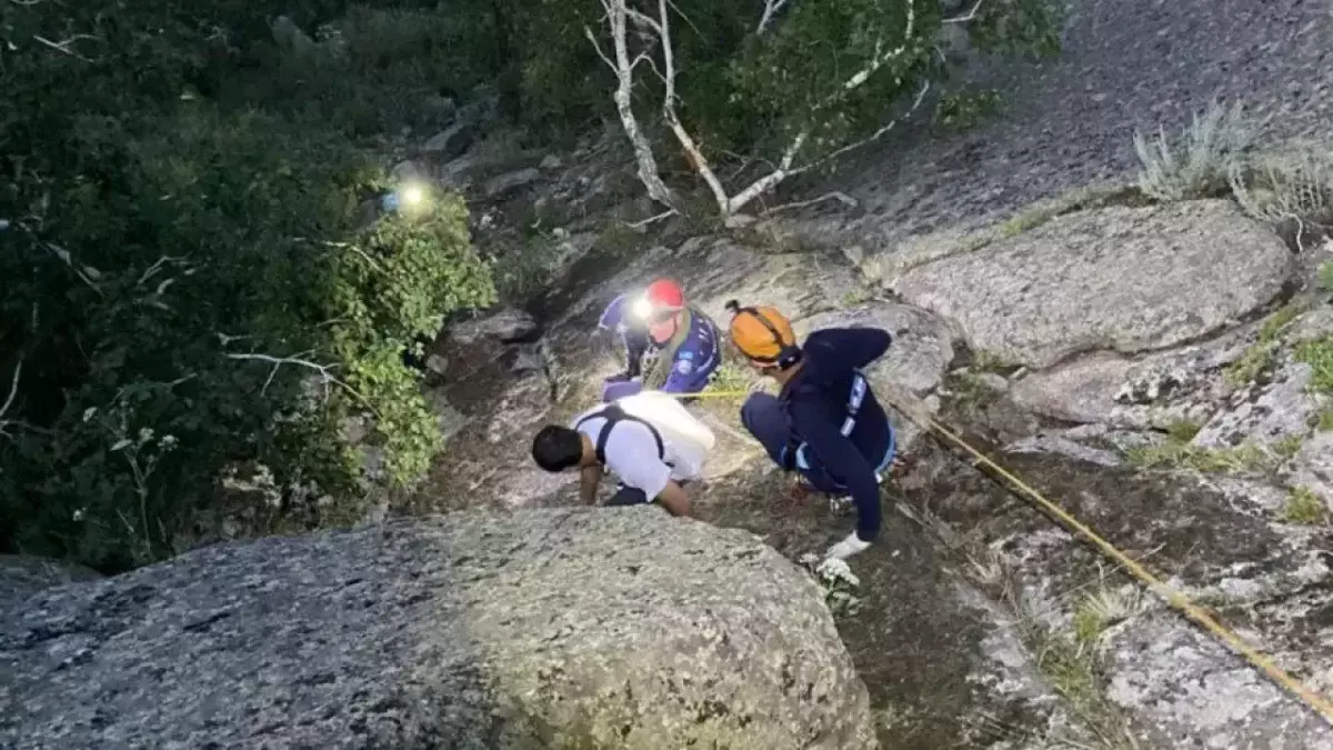 Двоих человек спасатели эвакуировали с горы в Павлодарской области