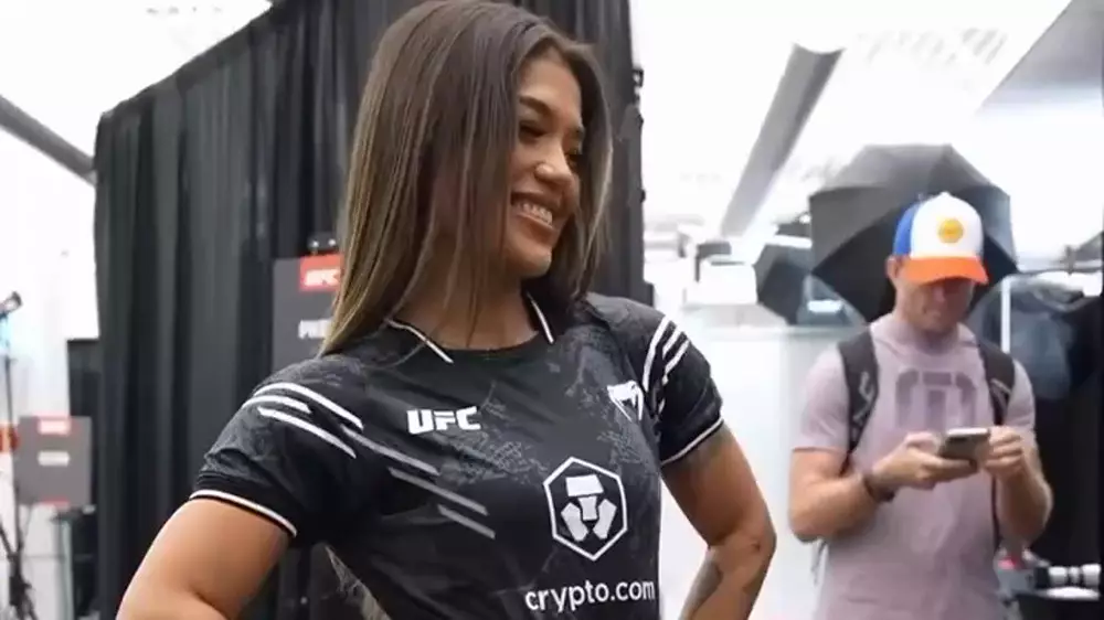 Красавица из UFC пожертвовала волосами для участия в турнире