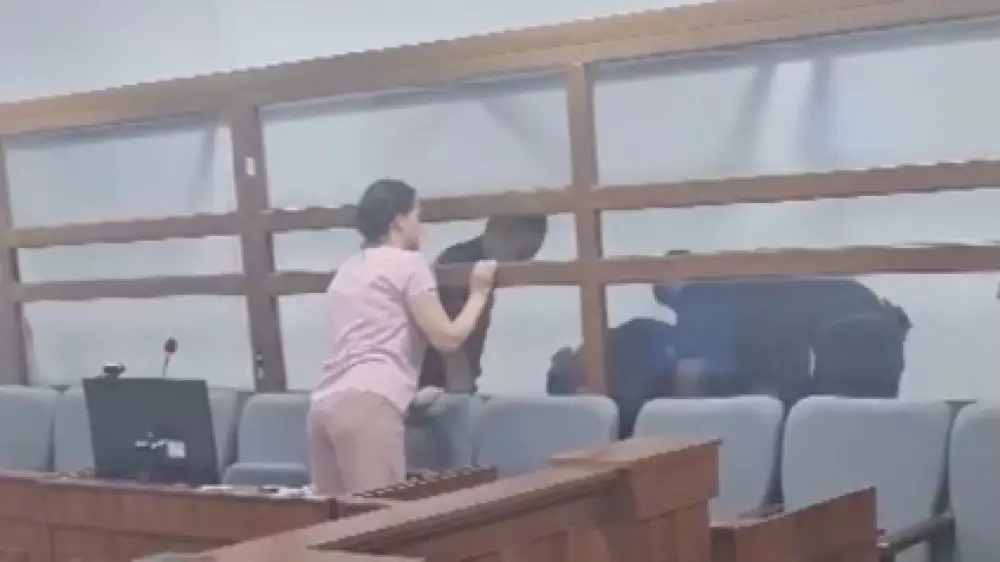 Осужденный за убийство Миланы Давыдовой в зале суда порезал себе кисть руки