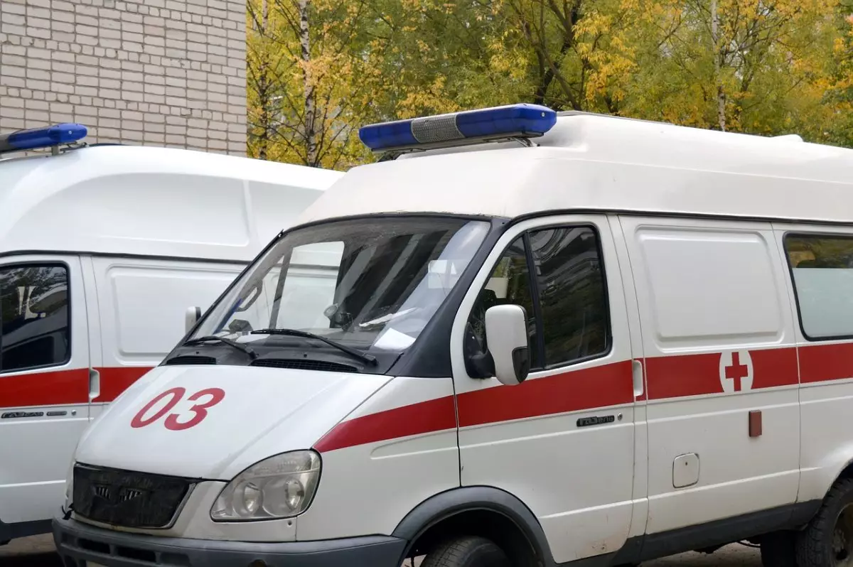 Витрина упала на троих мужчин в Павлодаре