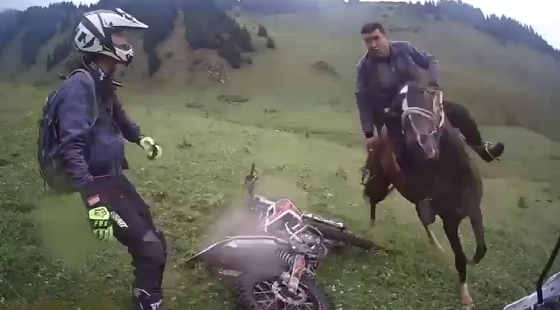 Напавших на мотоциклистов в горах задержали и водворили в ИВС в Алматинской области