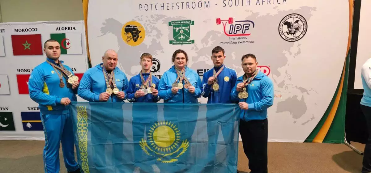 Школьники из области Абай завоевали медали на чемпионате трех континентов по пауэрлифтингу