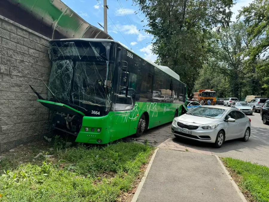 Алматыдағы автобус апаты: оннан аса адам жарақат алған