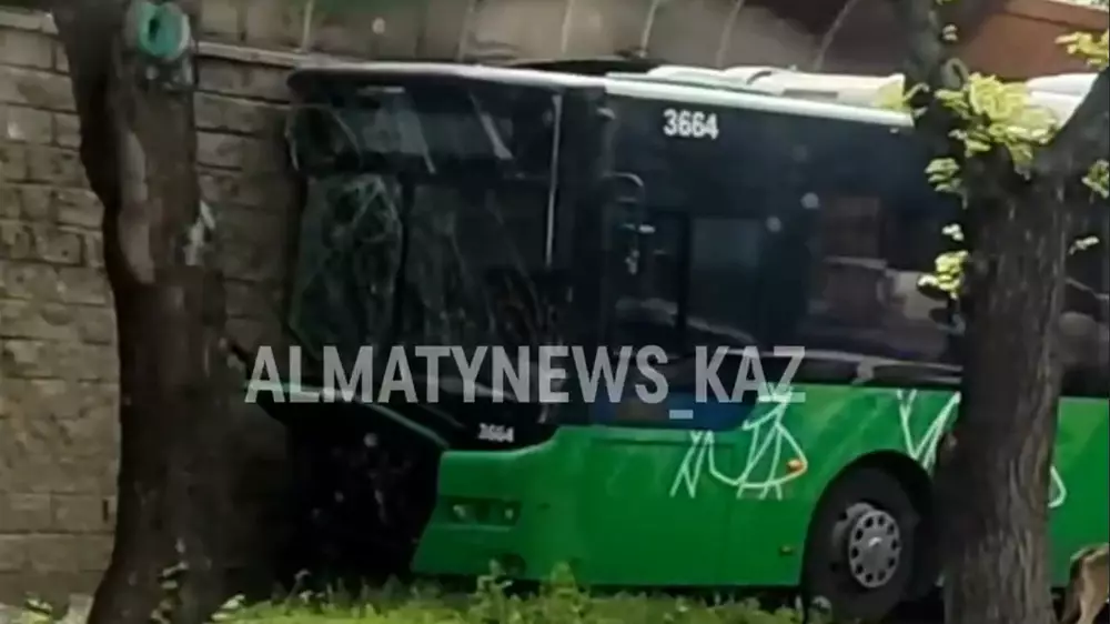 ДТП с участием автобуса произошло в Алматы: есть пострадавшие