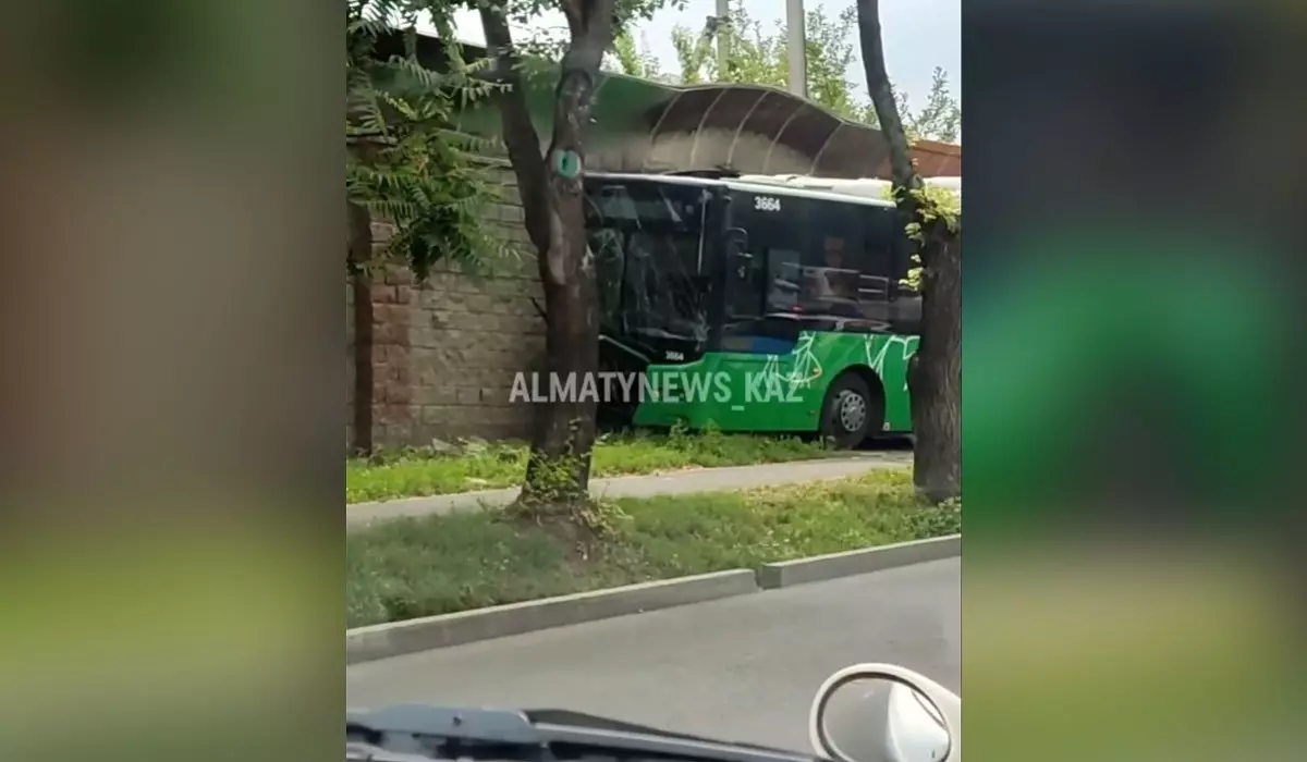 Грузовик врезался в автобус с пассажирами на остановке в Алматы (ВИДЕО)