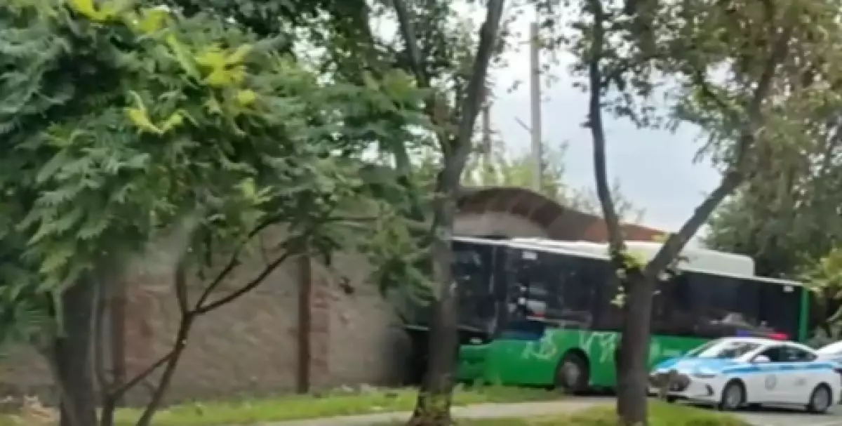 9 адам зардап шеккен: Алматыда тағы да автобусы апаты болды (ВИДЕО)