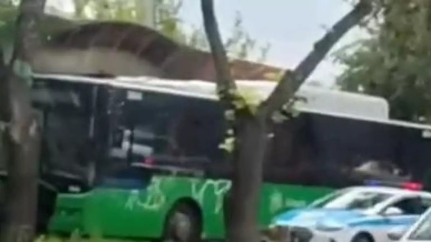 Грузовик врезался в автобус в Алматы: девять пострадавших