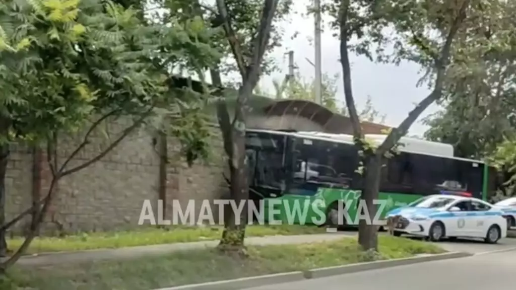 В Алматы произошло ДТП с участием автобуса: есть пострадавшие