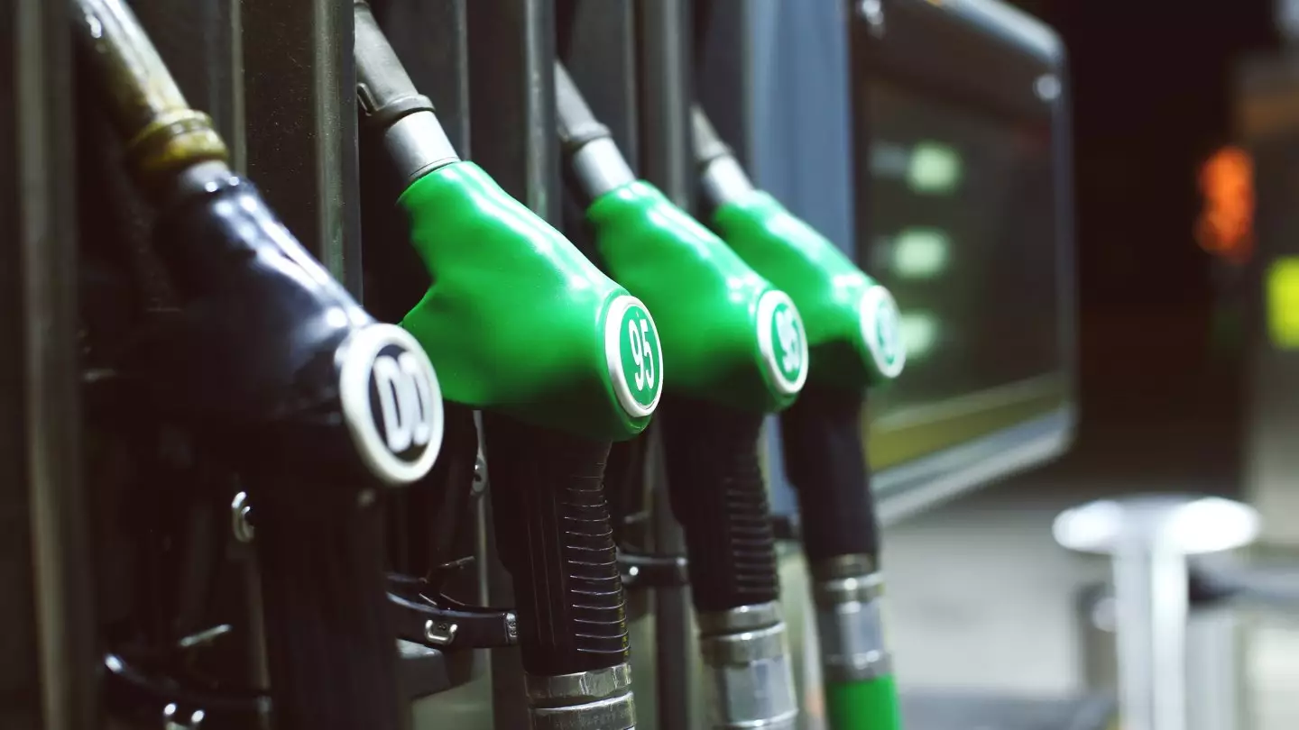 Государство не хочет, но будет продолжать сдерживать цены на топливо