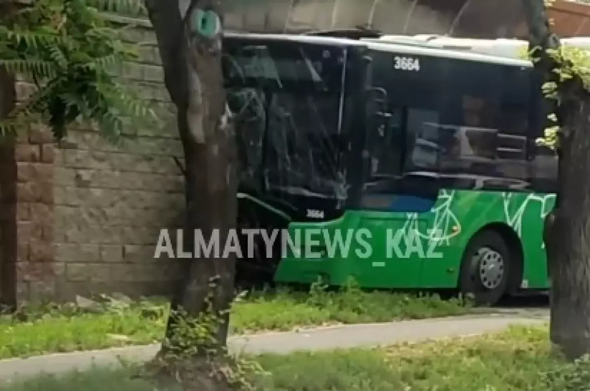 ДТП с участием грузовика и автобуса произошло в Алматы