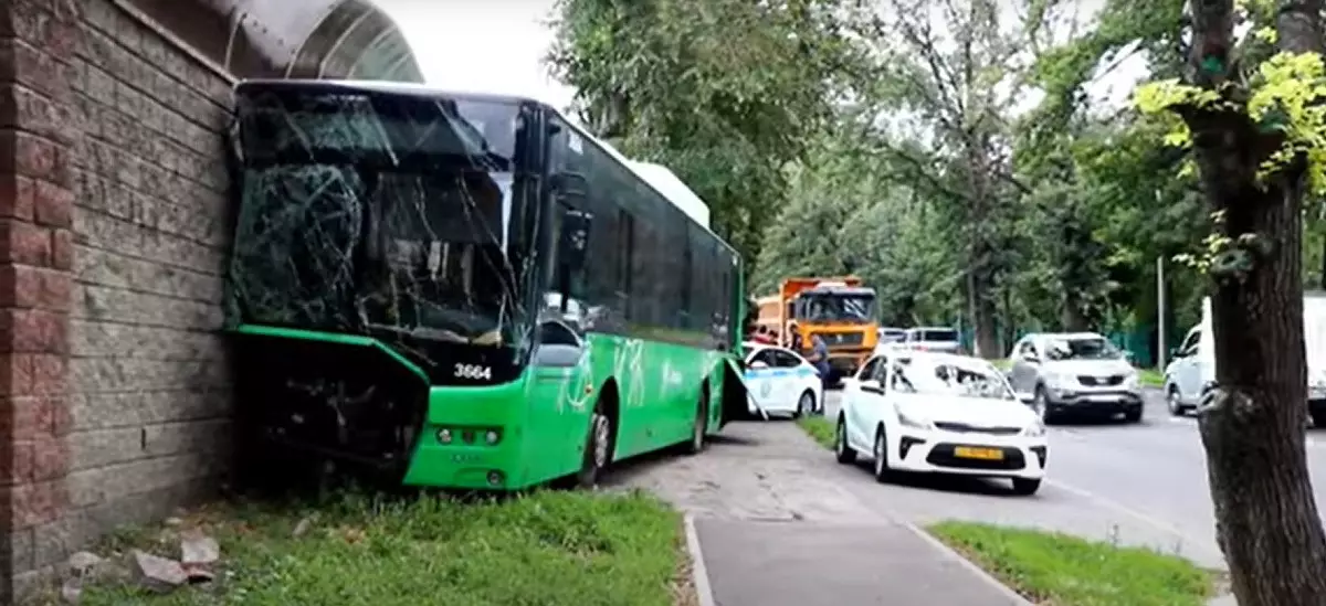 В Алматы грузовик врезался в стоящий на остановке автобус