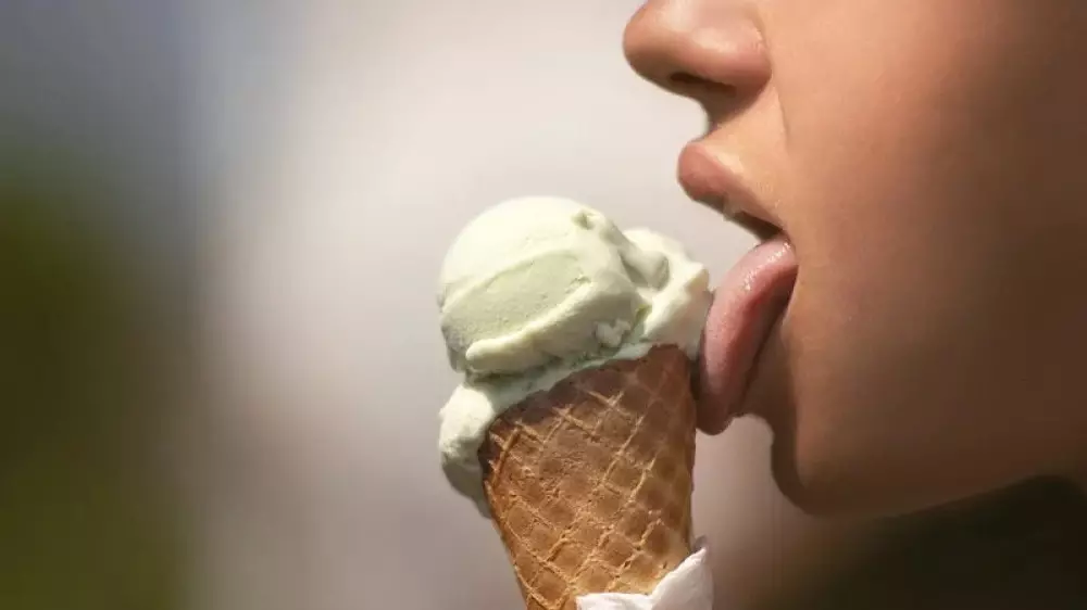 Названа неожиданная польза мороженого