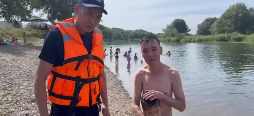 Двоих детей спасли на воде в Семее