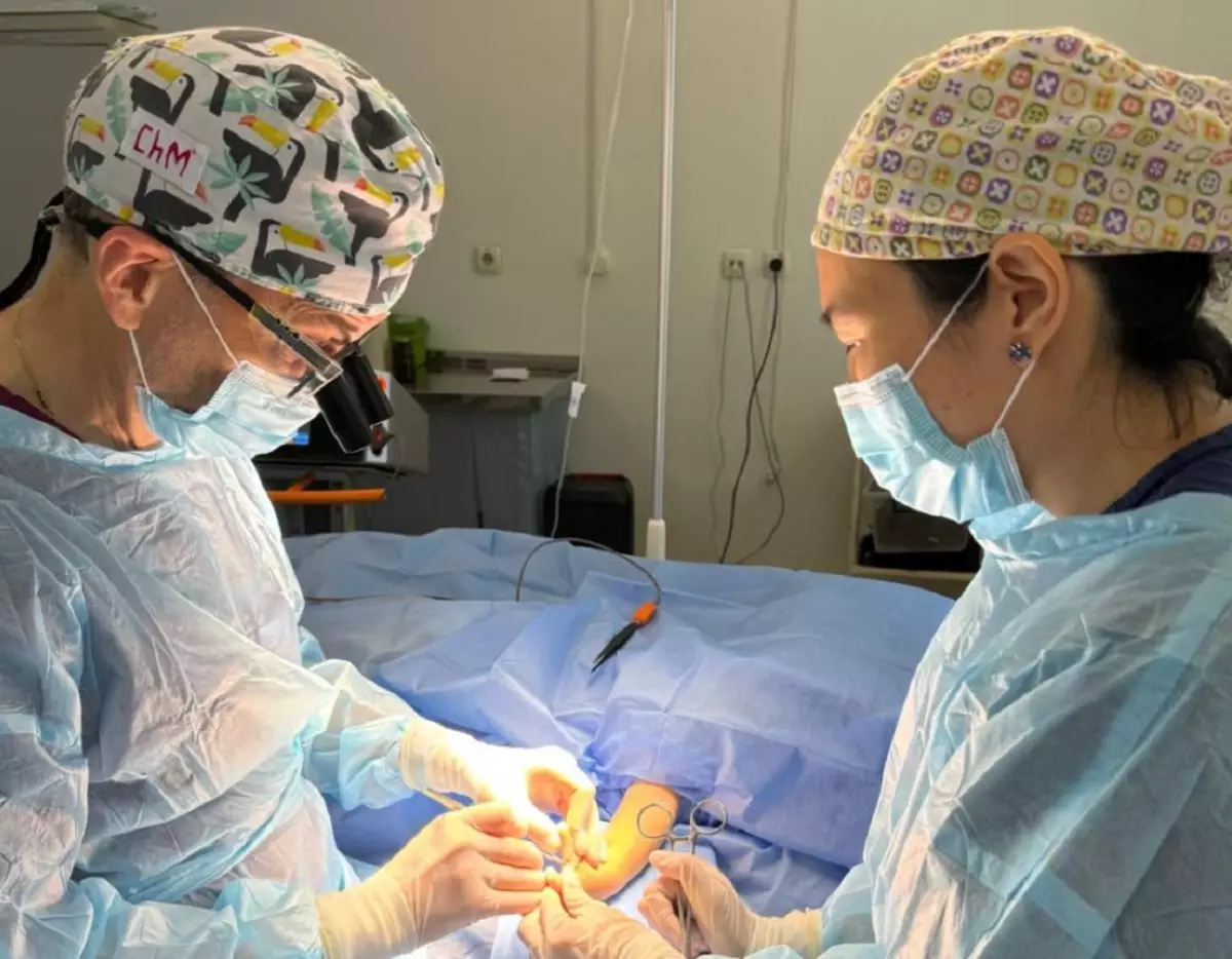 Алматинские врачи провели уникальную и сложнейшую операцию подростку