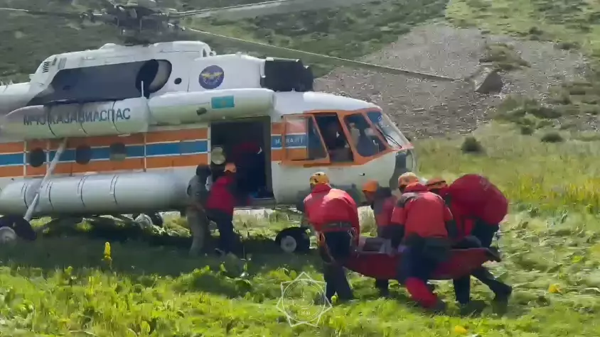 Сломавшую ногу в горах туристку спасатели эвакуировали на вертолете