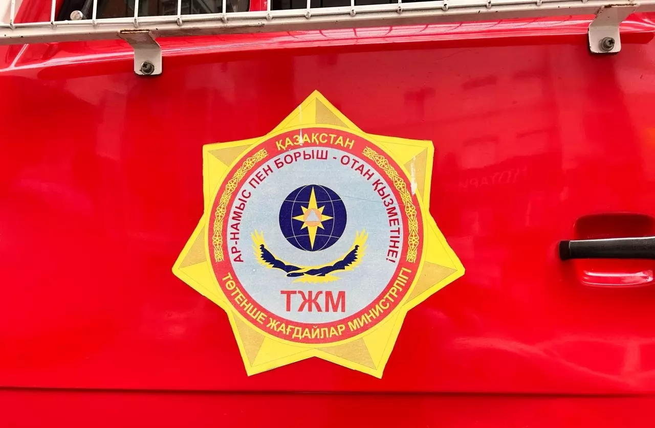 ДЧС заявил о сложности тушения пожара на складе с люстрами в Алматы