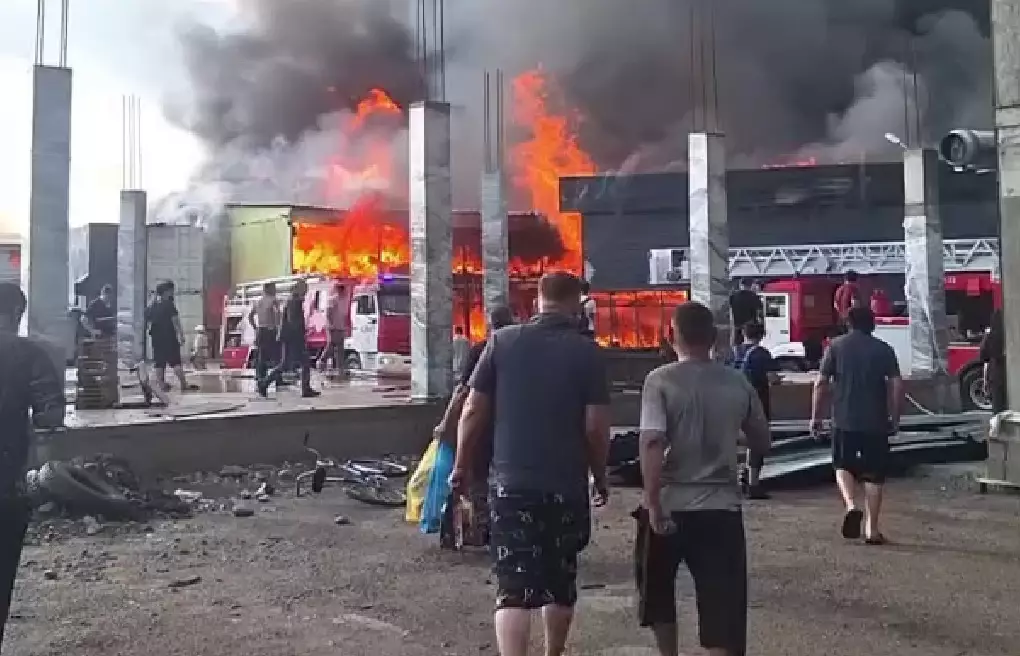 Оперштаб развернули для тушения пожара в складе с люстрами в Алматы