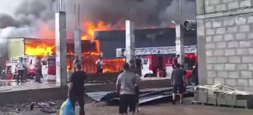 Крупный пожар охватил один из складов в Алматы