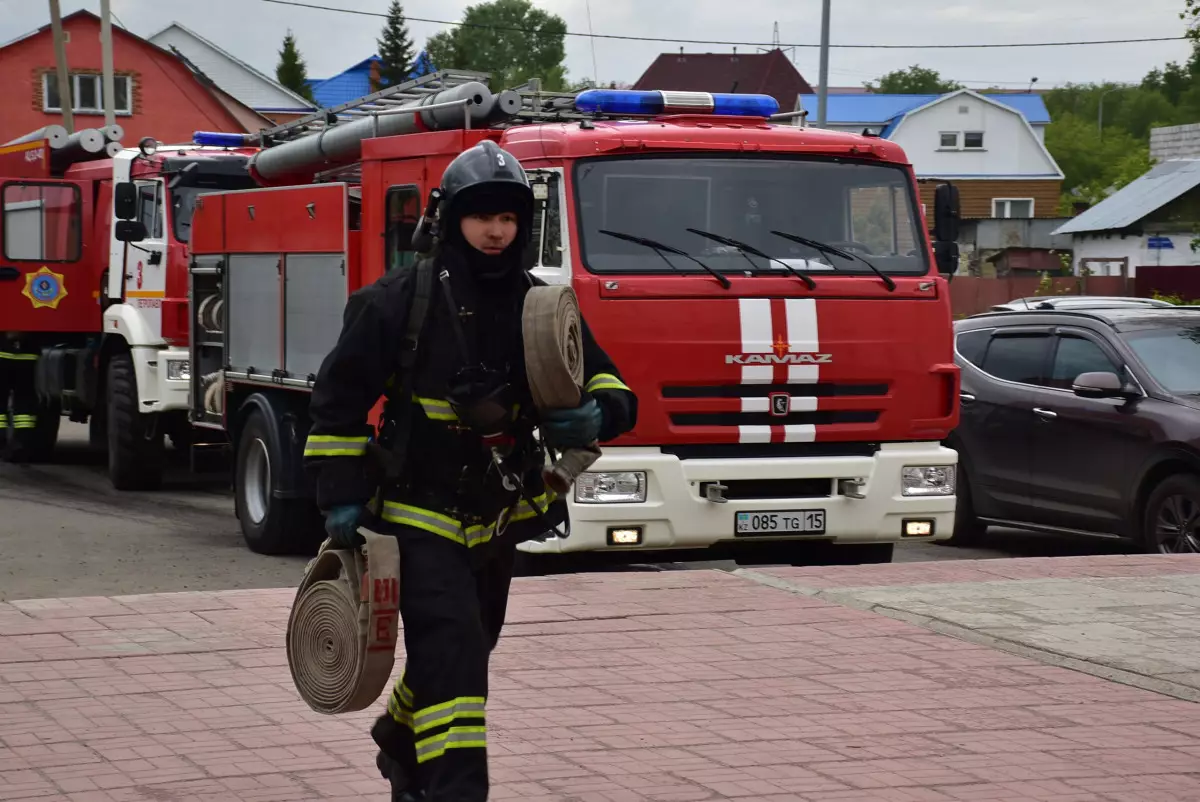 В Сети появилось видео крупного пожара в Алматы