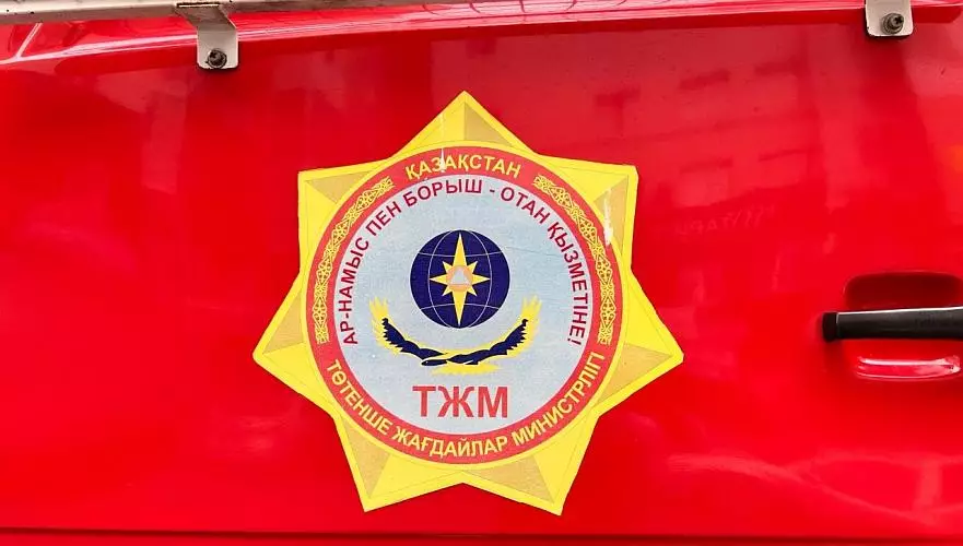 Склад с люстрами горит в районе барахолки Алматы: ДЧС заявил о сложности тушения пожара