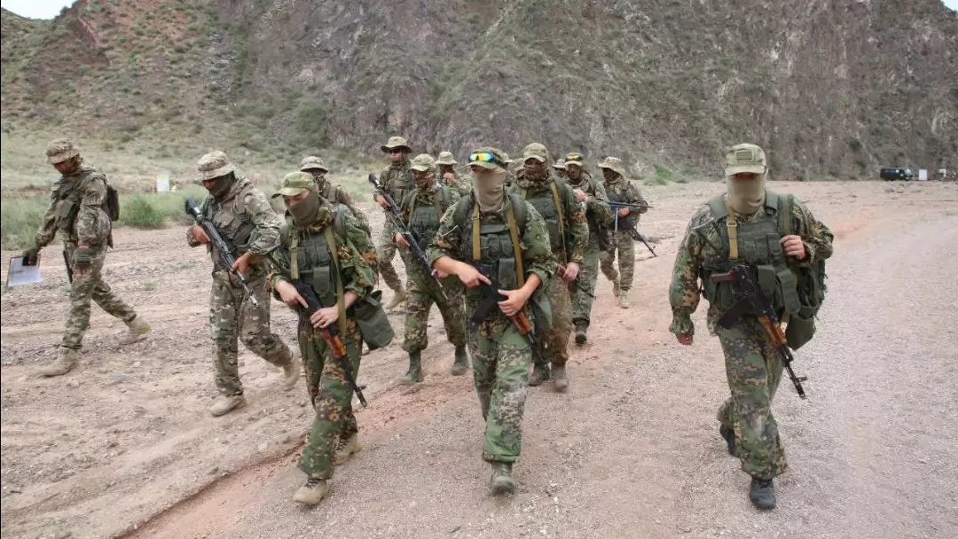 Уроки выживания в горной местности проводят казахстанские десантники для белорусских коллег