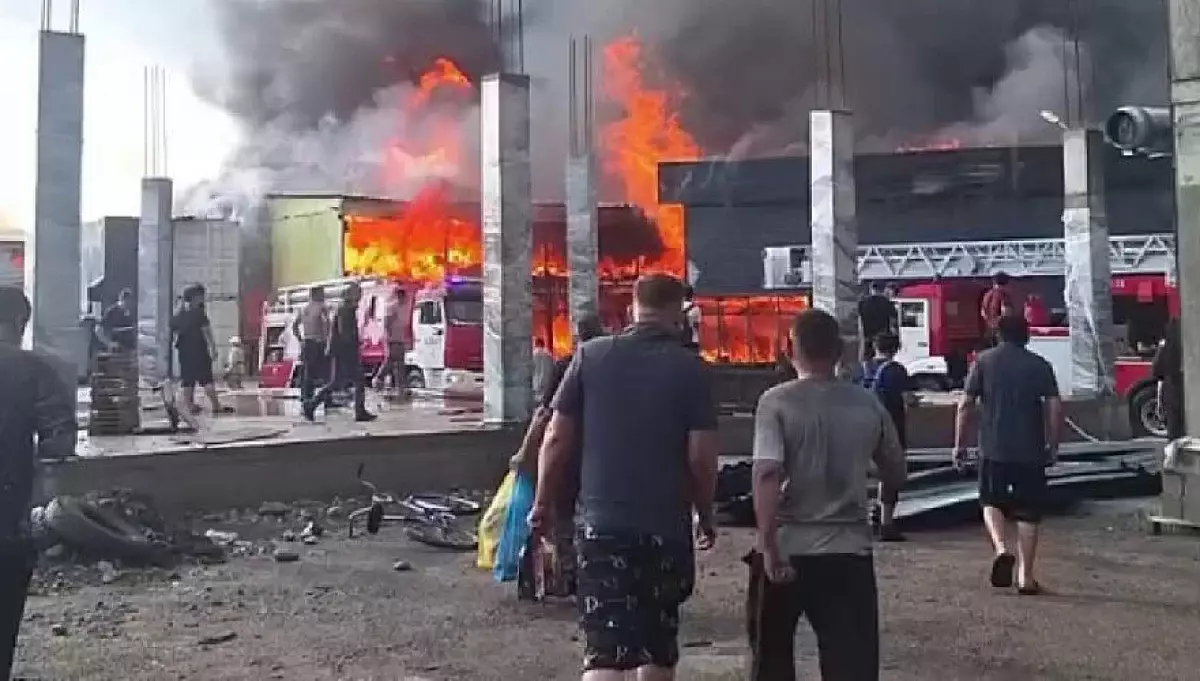 Крупный пожар тушат близ барахолки в Алматы