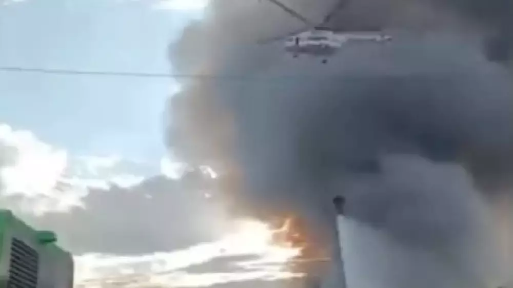 Вертолет подключили к тушению пожара в районе барахолки в Алматы