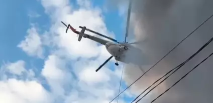 Пять сбросов воды осуществил вертолет при тушении барахолки в Алматы
