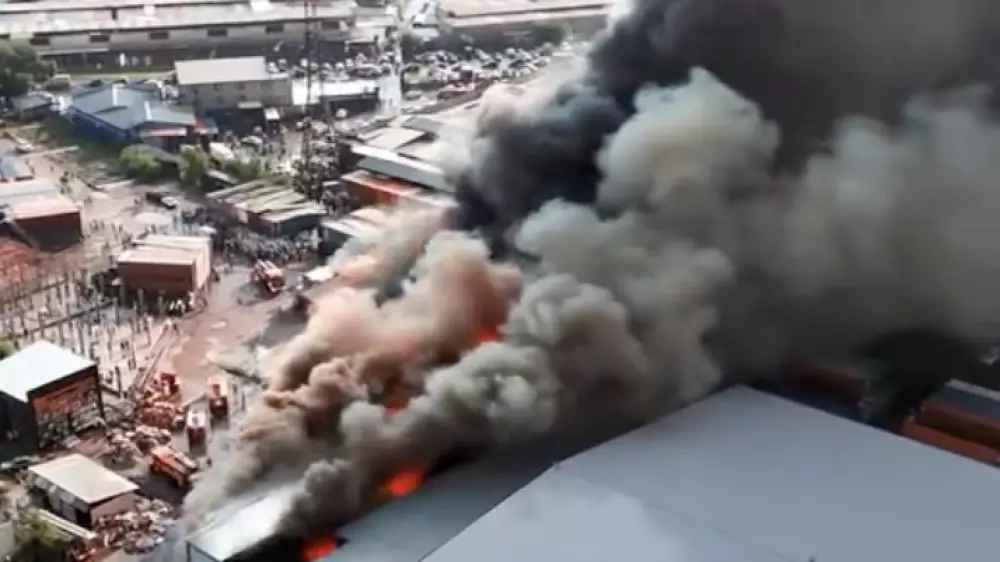 Масштабы пожара на барахолке в Алматы: кадры с воздуха