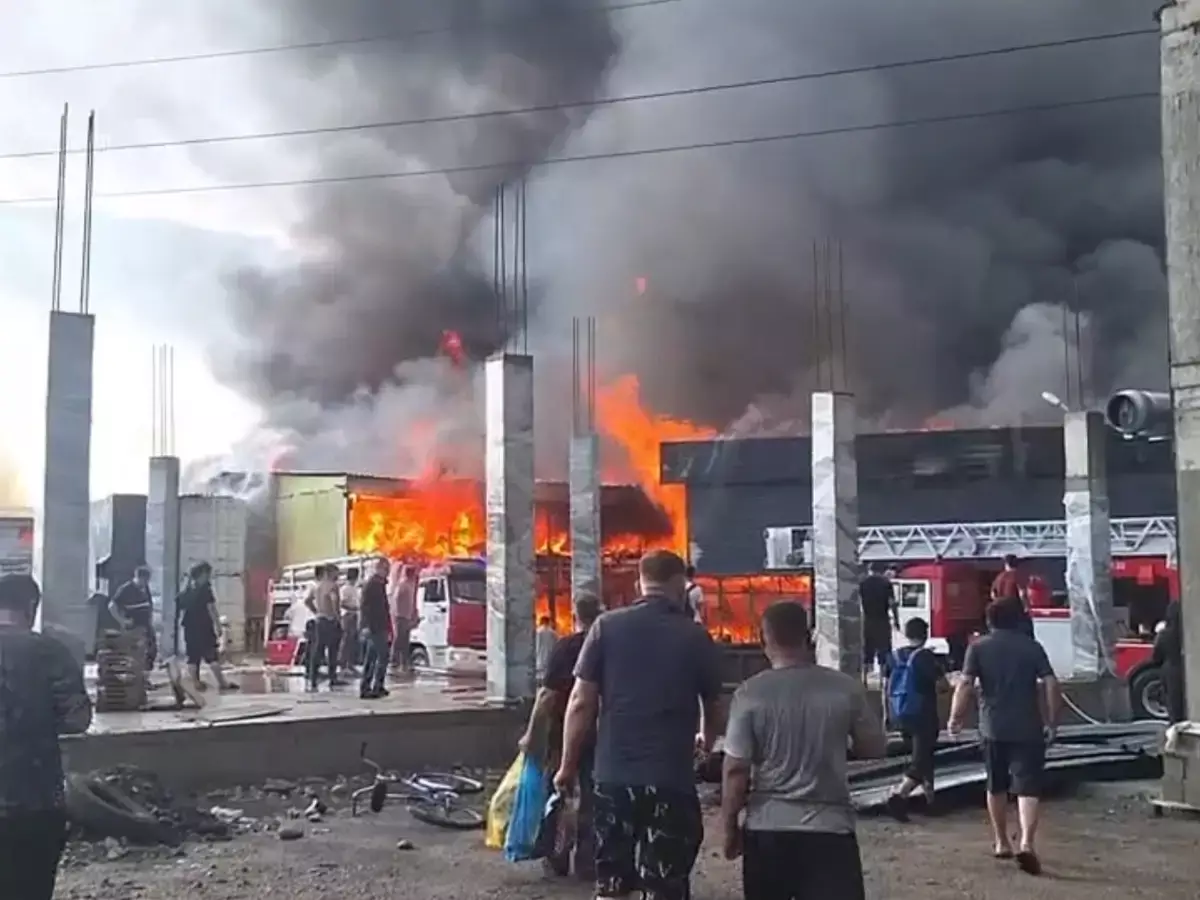 Крупный пожар произошел на барахолке в Алматы