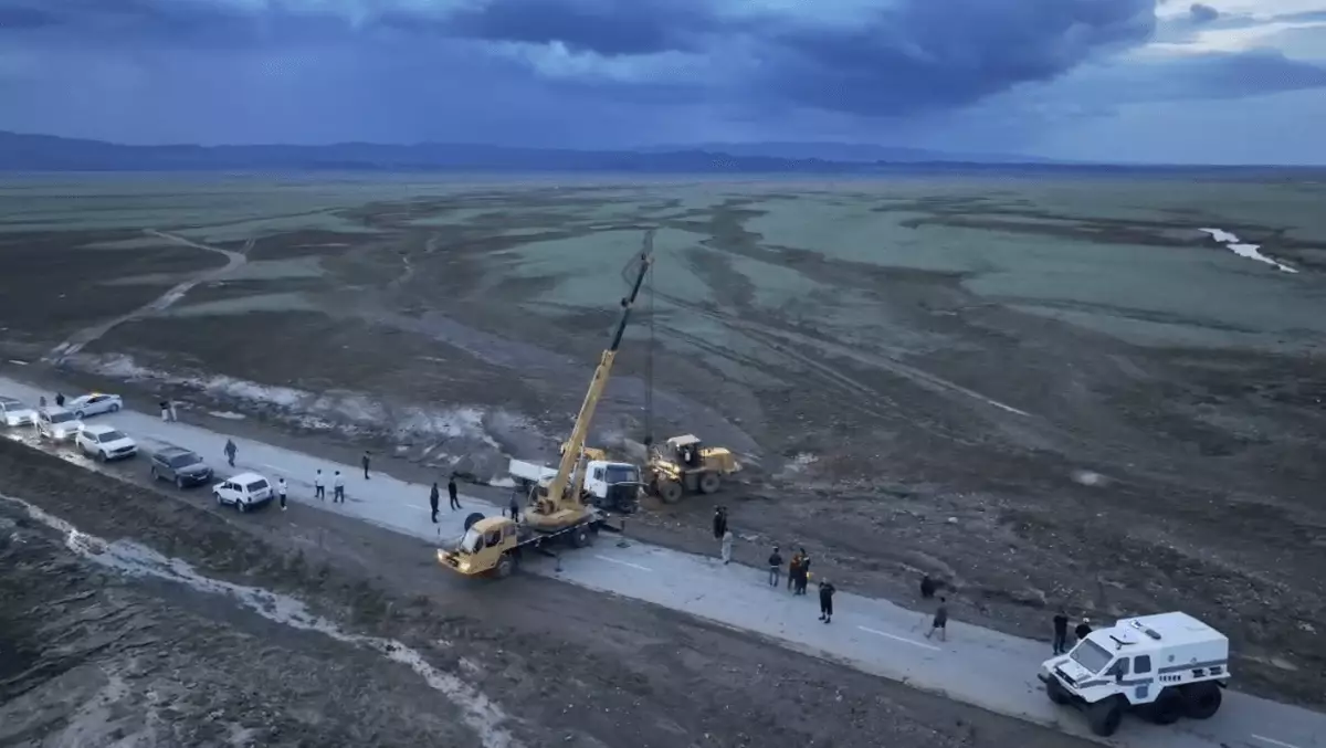 Водой смыло грузовик: автодорогу затопило в Алматинской области