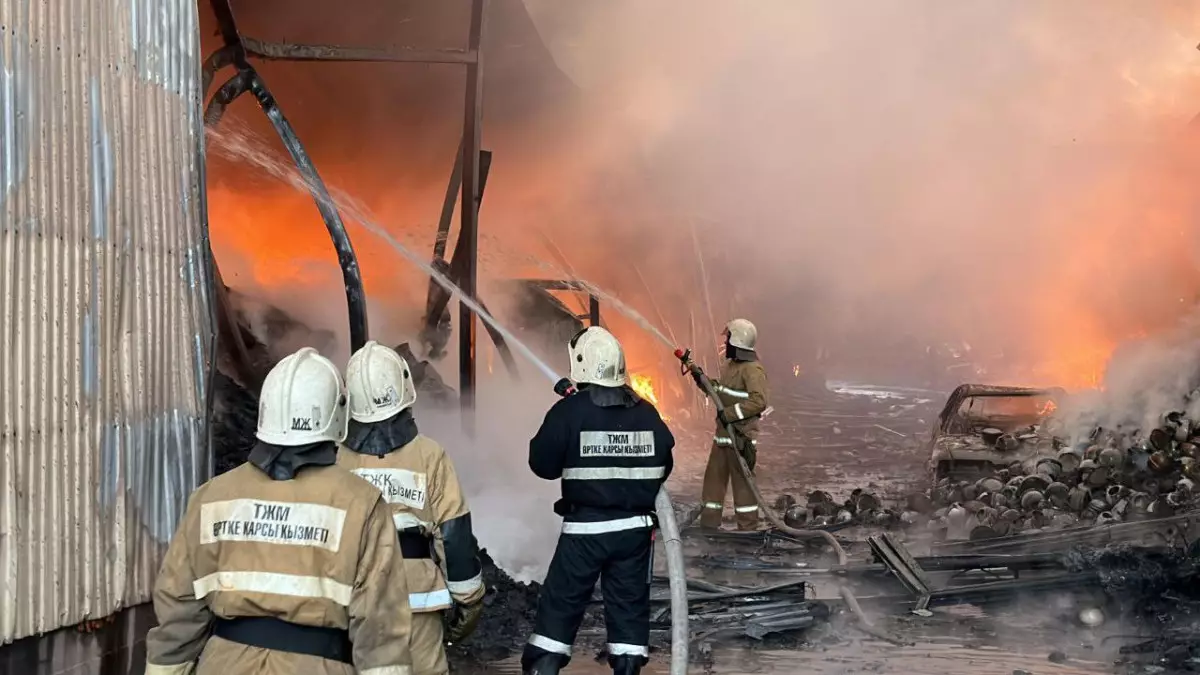 100 спасателей тушат крупный пожар на складе Алматы