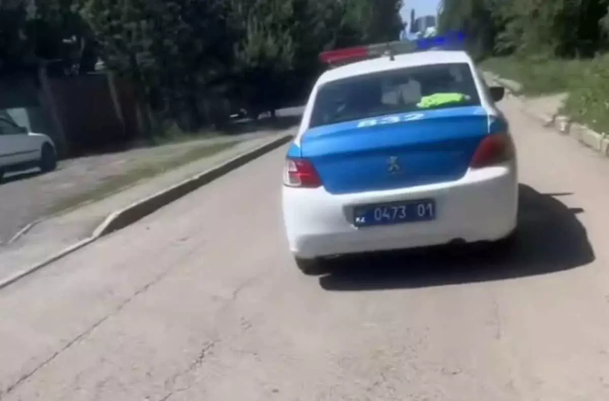 «Аттарын сұрап, көлікке отыруды ұсынған»: Астанада полицейлер қызға тиісті деп айыпталды (ВИДЕО)