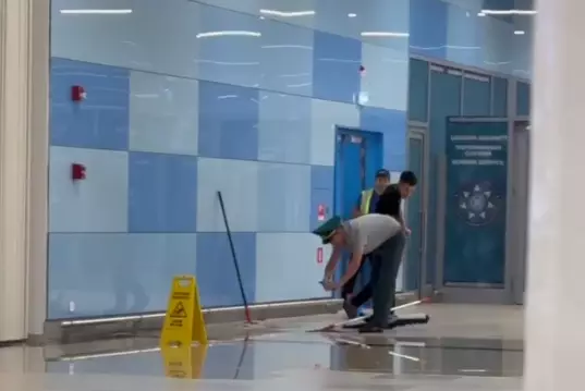 Новый терминал аэропорта затопило в Алматы
