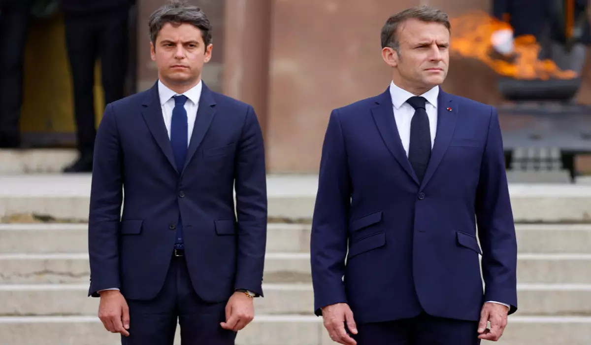 Президент Франции принял отставку кабмина самого молодого премьера