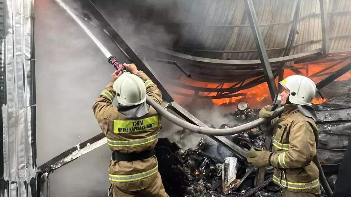 Крупный пожар на складе Алматы потушен