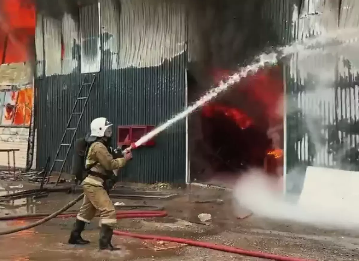 Алматинские огнеборцы полностью ликвидировали крупный пожар близ барахолки в Алматы