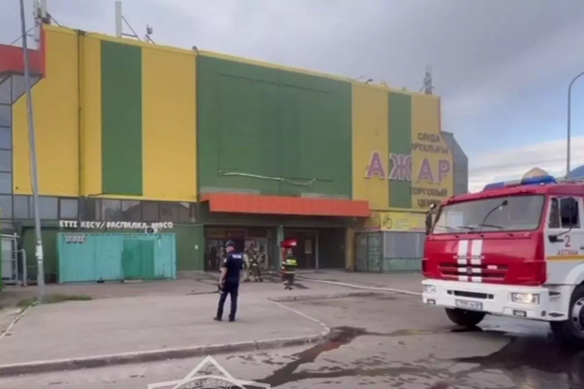 Пожар в торговом доме «Ажар» тушили огнеборцы в Астане (ВИДЕО)