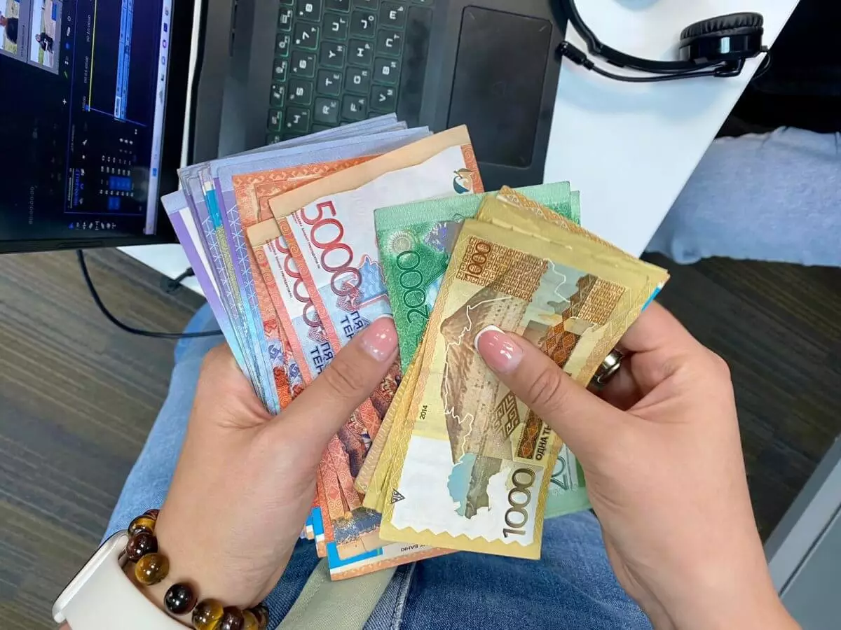Жительница Шымкента устроила лотерею в Instagram и заработала 96 млн тенге