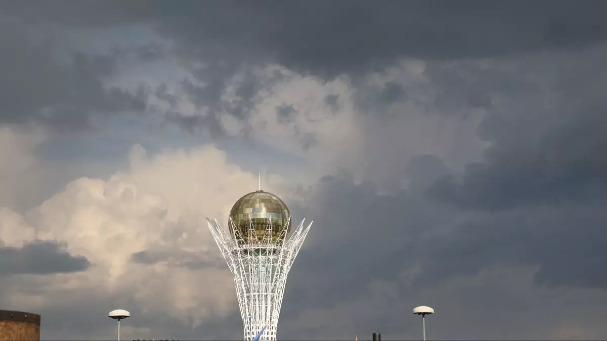 Гроза и сильные дожди ожидаются по всему Казахстану