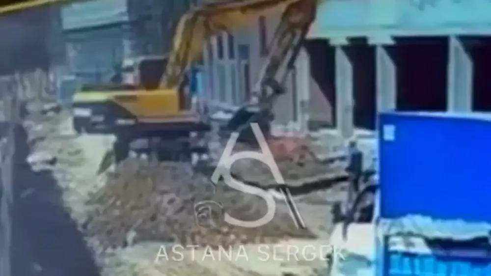 Машинист экскаватора умышленно ударил человека ковшом: видео из Астаны