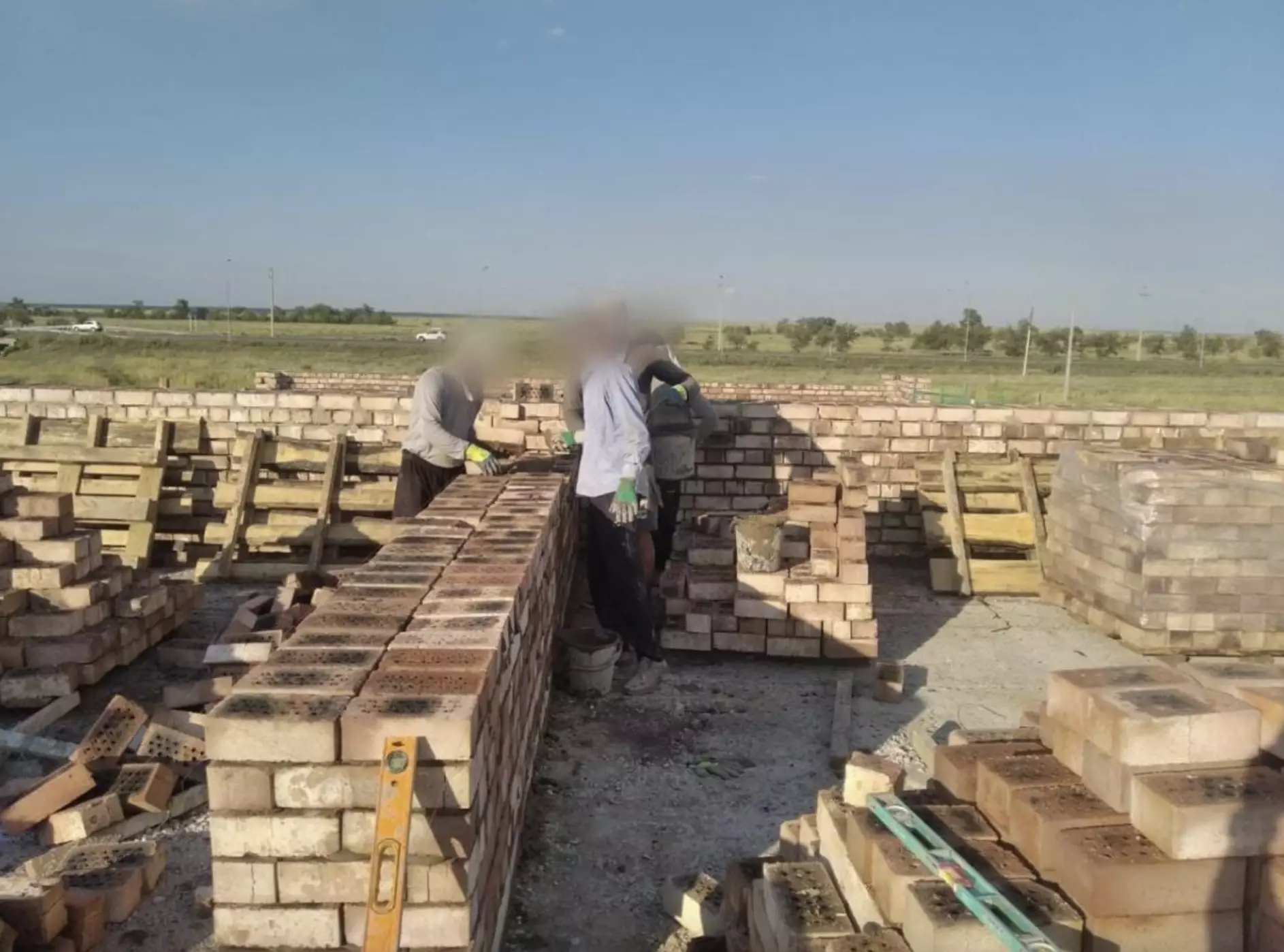 Шестеро нелегальных мигрантов из Узбекистана строили здание в Павлодарской области