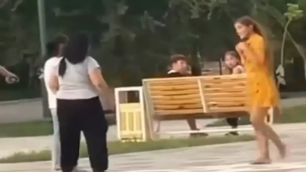 "Это плохое кино": драка девушек в центре Кызылорды попала на видео